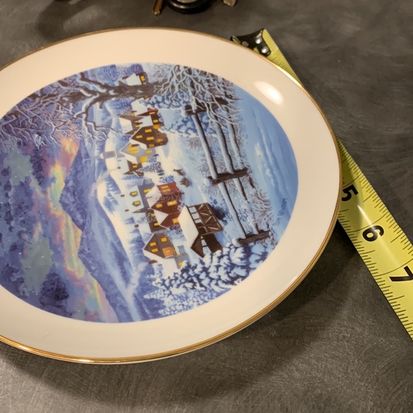 HOME FOR THE HOLIDAYS. 2002 CHRISTMAS PLATE BY TOM NEWSOM - Picture 6 of 6